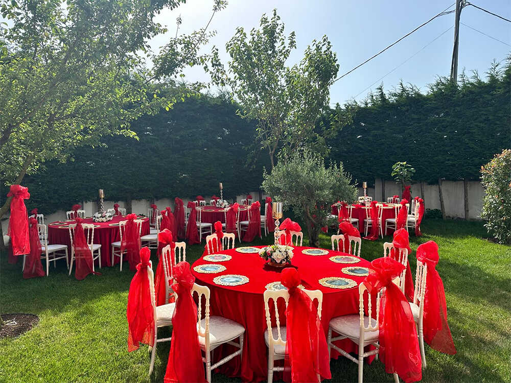 Nişan için masa sandalye kiralama ve süsleme